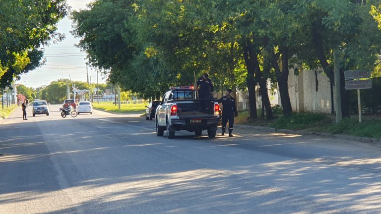 Derrame de combustible provocó la caída de dos motos en calle 9: dos jóvenes hospitalizados