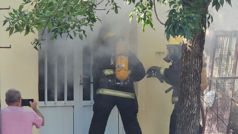 Incendio en un inmueble de calle 15: dos dotaciones de bomberos trabajaron para sofocar las llamas