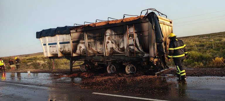 Susto para un camionero de La Pampa: se incendió la batea de su camión en la Ruta 22
