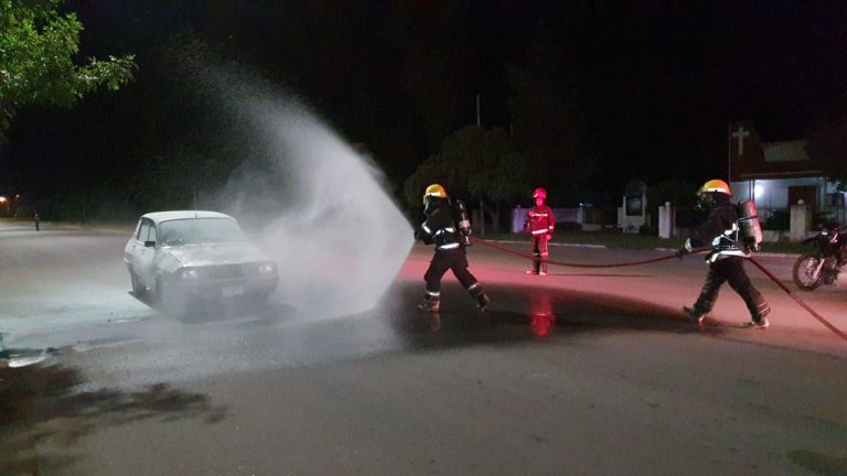 Principio de incendio en un Renault 12: la rápida acción de vecinos y un policía evitó un desastre