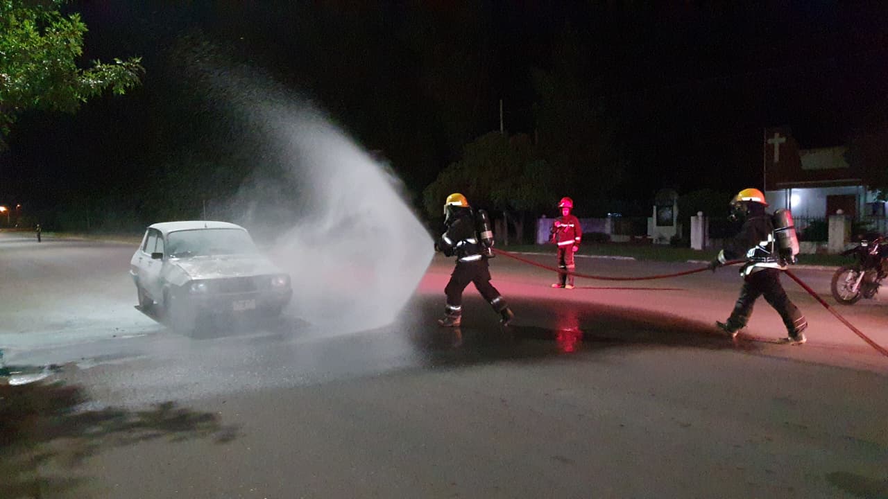 Principio de incendio en un Renault 12: la rápida acción de vecinos y un policía evitó un desastre