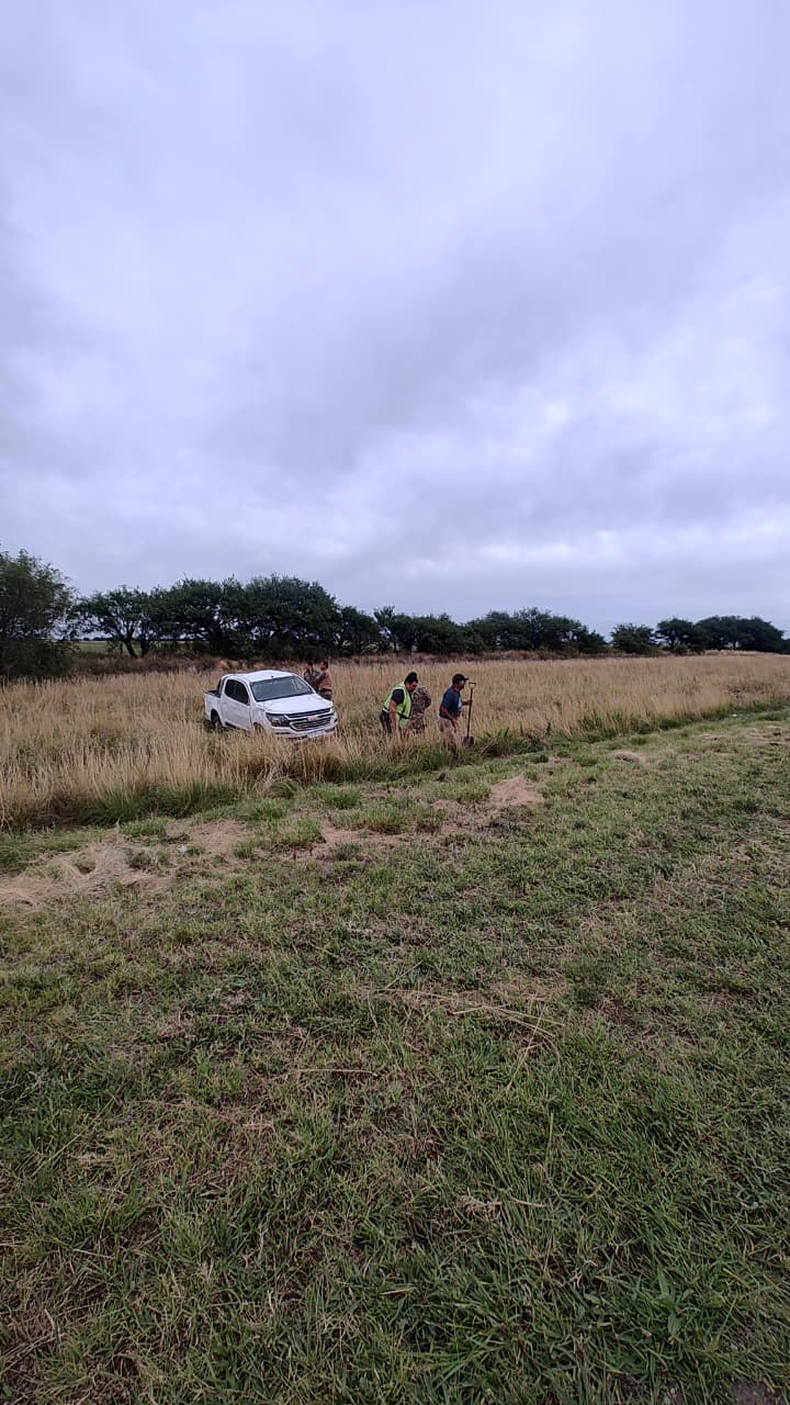 Vuelco en cercanías de Quehué: una camioneta terminó en la banquina tras sufrir una falla mecánica