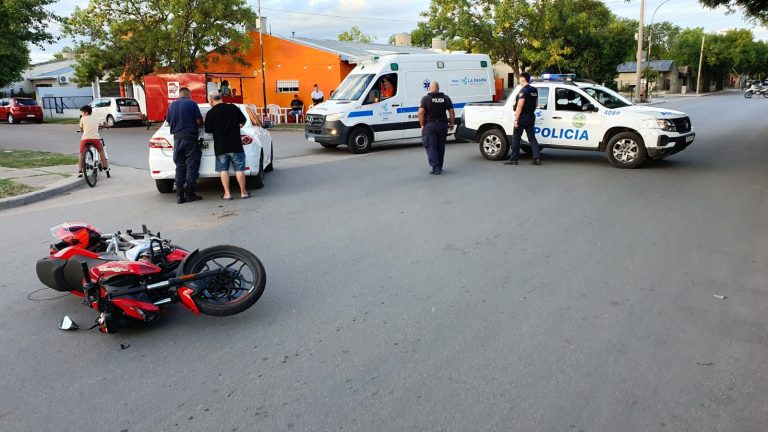 Fuerte colisión en calles 107 y 4: dos personas fueron trasladadas al hospital