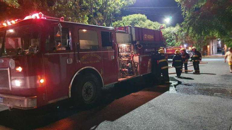 Despliegue de Bomberos Voluntarios por un incendio de vivienda en calle 5 bis