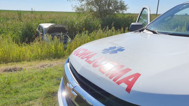 Despiste y vuelco en la Ruta 101: dos mujeres y un niño fueron trasladados al Hospital Centeno
