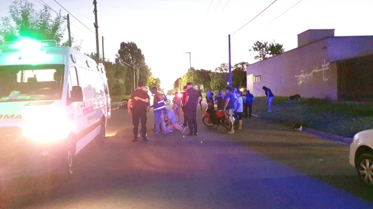 Dos jóvenes hospitalizados tras chocar en moto contra un perro en las calles 32 y 37
