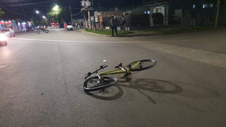 Dos jóvenes en moto chocaron a una ciclista y se dieron a la fuga en calles 4 y 107