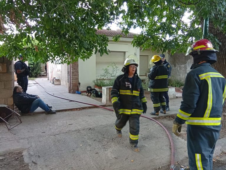 Incendio en calle 104: las pérdidas fueron totales y afectaron herramientas de trabajo