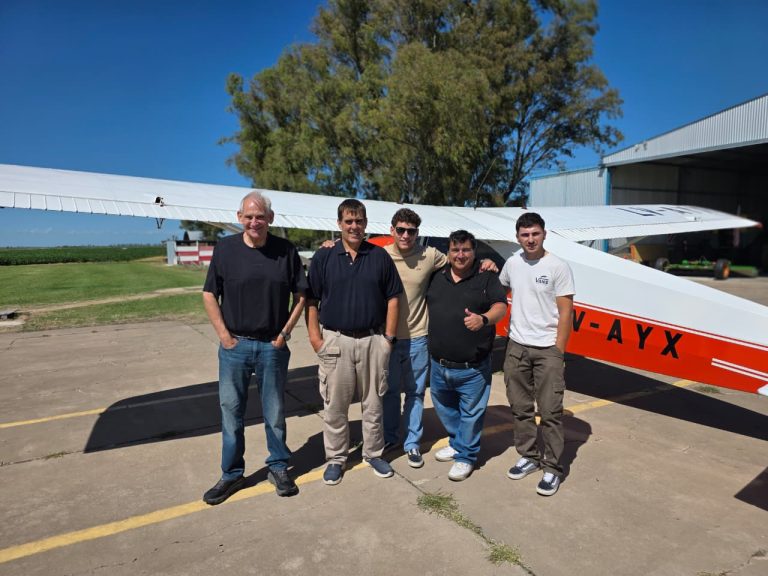 Tres nuevos pilotos obtuvieron su licencia en el Aeroclub de Intendente Alvear