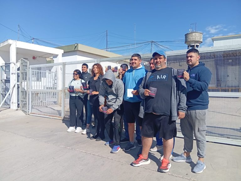 Trabajadores despedidos del Frigorífico Pico visibilizaron su reclamo frente a la planta