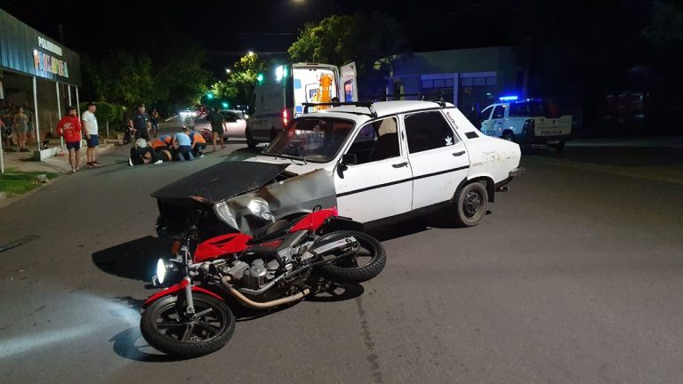 Fuerte choque en la intersección de calles 9 y 114: un joven motociclista fue hospitalizado de urgencia