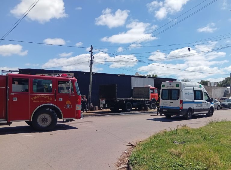 Principio de incendio en un taller: el fuego afectó a un camión en la zona de calle 44 y 1 y el SEM asistió a una persona