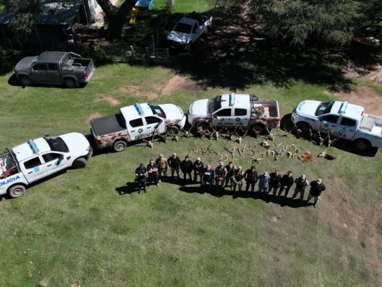 Gran operativo contra la caza furtiva en El Durazno: secuestran armas, silenciadores y decenas de trofeos
