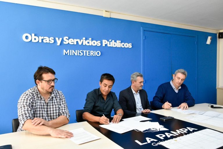 Firmaron el contrato por 5.700 millones de pesos para obras de pavimentación y saneamiento en Toay