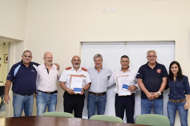 Otorgan pensiones provinciales a dos bomberos voluntarios por su trayectoria