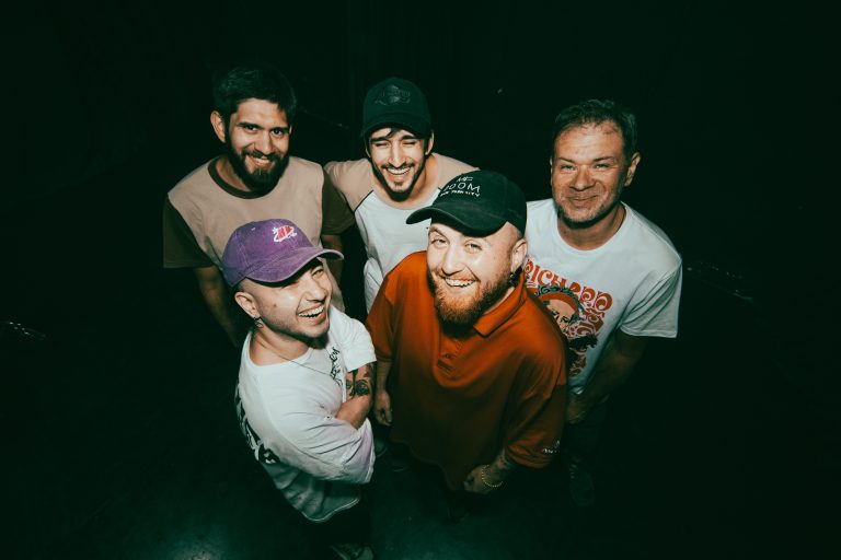 Questo Quelotro lanza “BONDI”, su tercer disco, y lo presenta en vivo en Santa Rosa