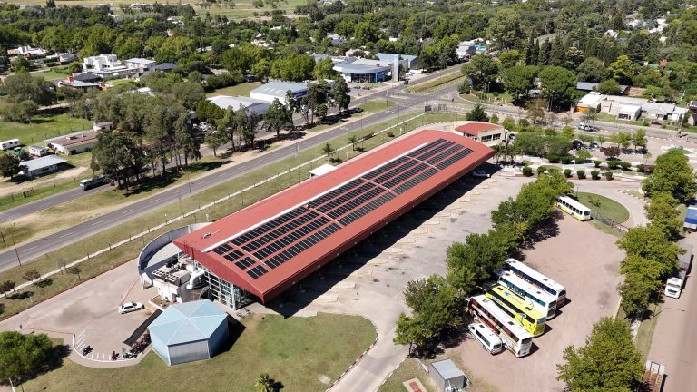 General Pico puso en funcionamiento los paneles solares de la Terminal de Ómnibus