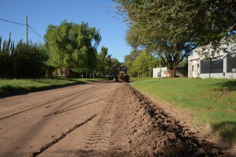 General Pico: Avanza el plan de mantenimiento de calles de tierra y limpieza de canales en la ciudad