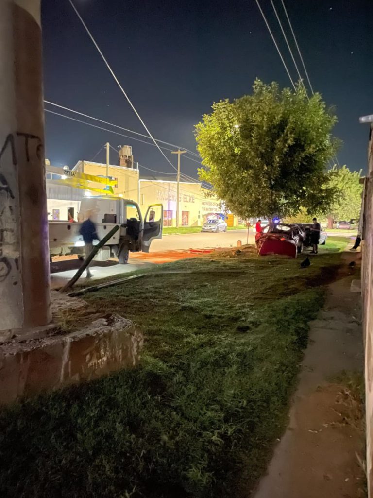 Un conductor fue demorado tras chocar contra una columna y un auto ...
