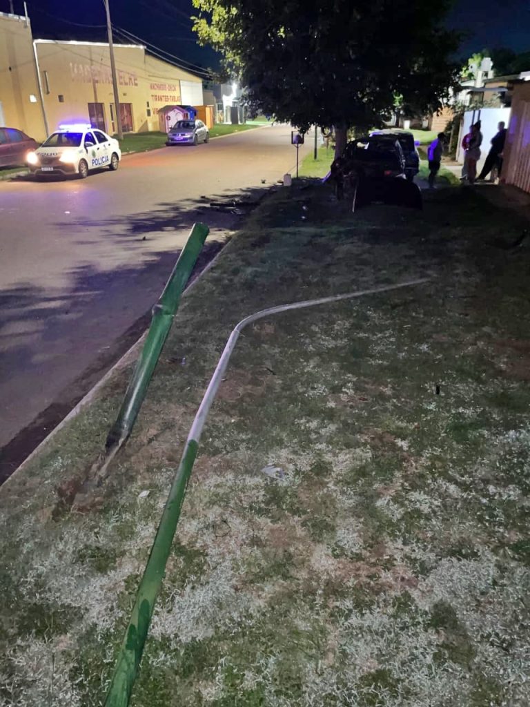 Un conductor fue demorado tras chocar contra una columna y un auto ...