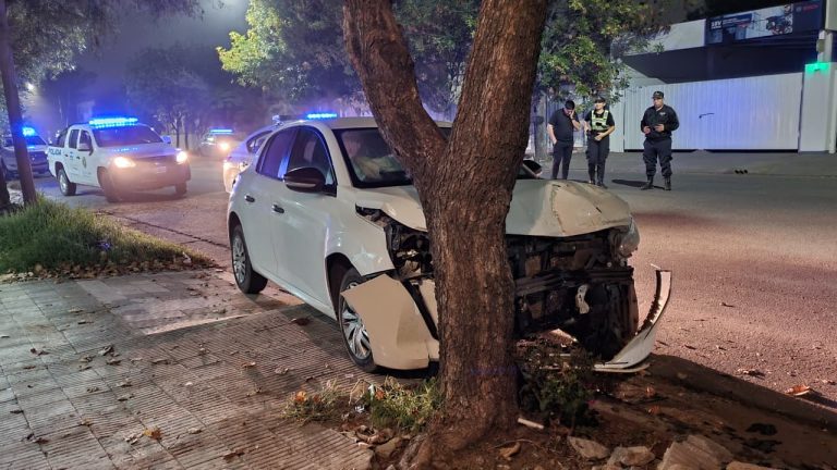 Múltiple colisión en calle 5: perdió el control, chocó dos vehículos y terminó contra un árbol