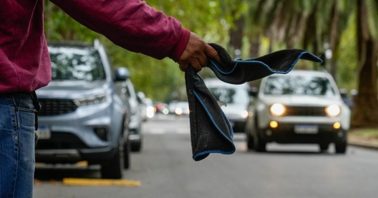 Malestar por el accionar de cuidacoches en la Avenida y 21: denuncian un robo tras negarse a pagar