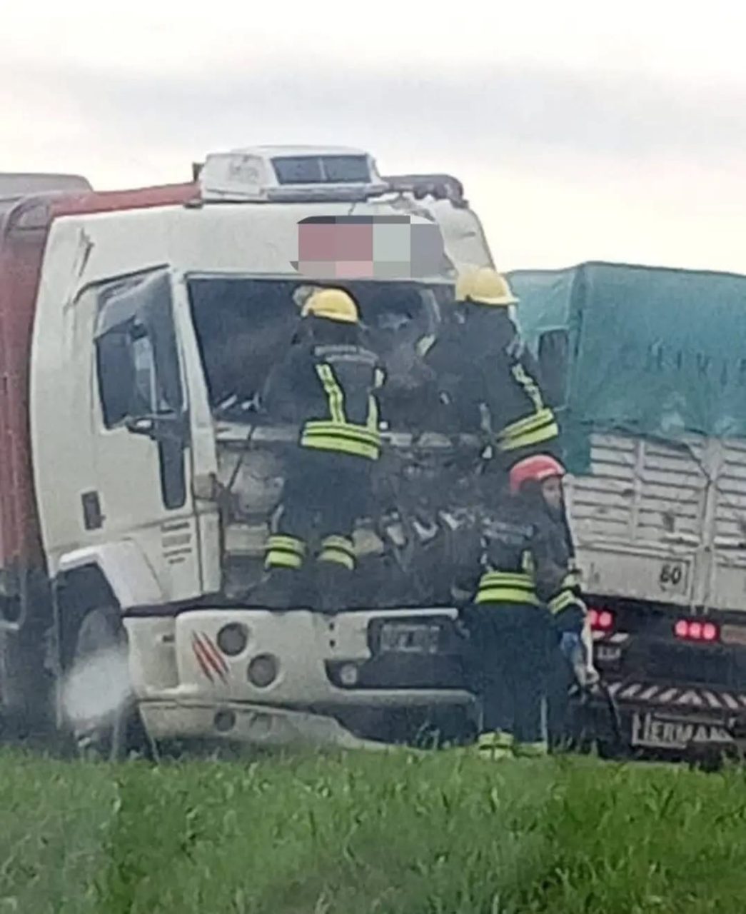 Un camionero de Intendente Alvear resultó herido tras un fuerte choque en la Ruta 33