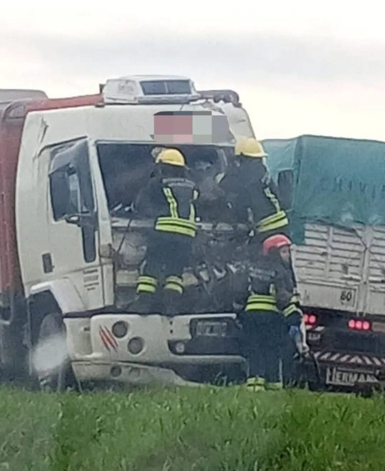 Un camionero de Intendente Alvear resultó herido tras un fuerte choque en la Ruta 33
