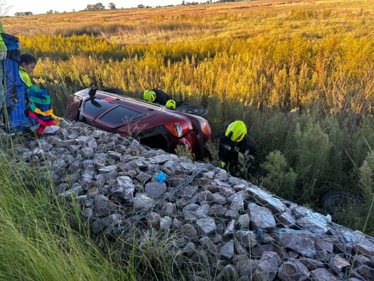 Una vecina de General Pico resultó ilesa tras volcar con su auto en la Ruta 33 cerca de Trenque Lauquen