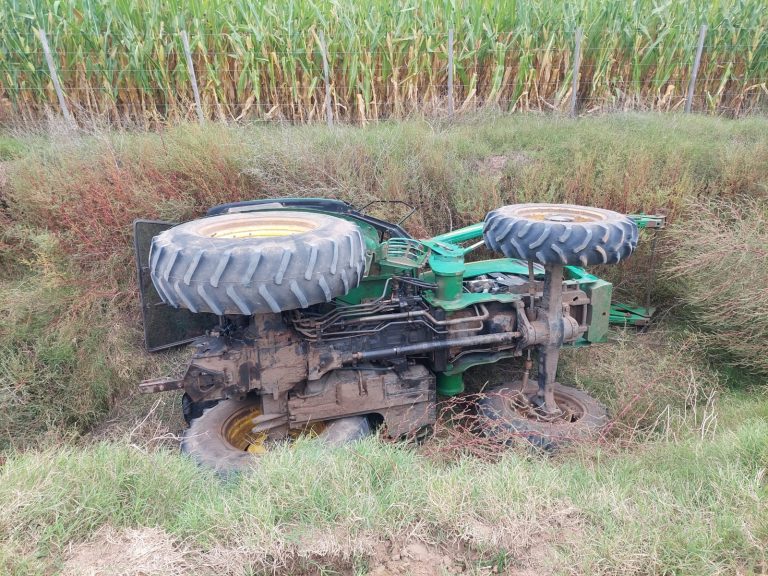 Un tractor volcó cerca de Trebolares: el conductor sufrió lesiones leves y fue dado de alta
