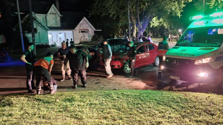 Accidente en la madrugada involucraría a dos jóvenes de 17 años e importante daños en los vehículos