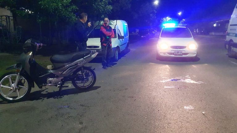 Hacía ‘wheelie’ en la madrugada, perdió el control de su moto y terminó impactando contra un utilitario estacionado