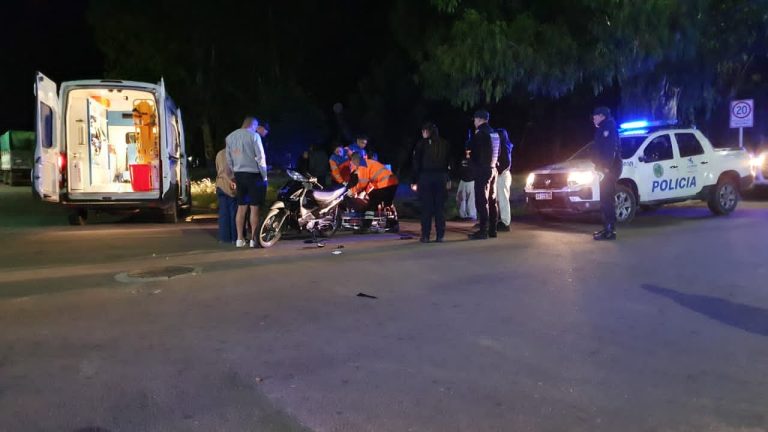 Joven de 19 años fue hospitalizada con un corte en la cabeza tras un choque de motos en la madrugada