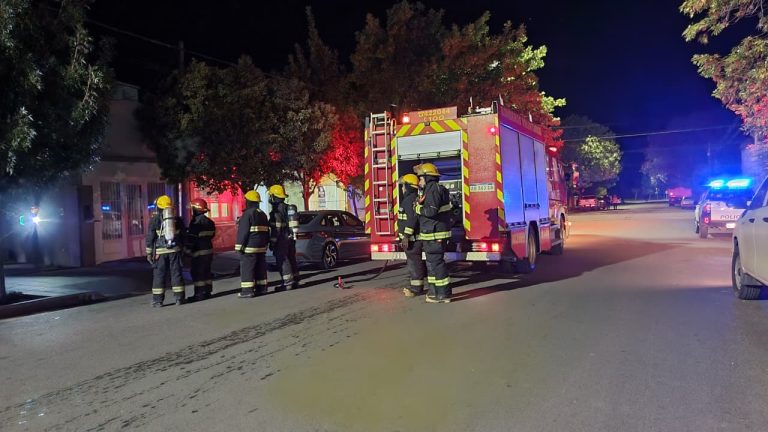 Un desperfecto eléctrico provocó un incendio en el techo de una vivienda en calle 30