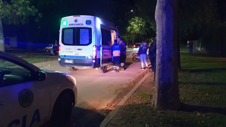 Dos jóvenes cayeron de su moto en la intersección de Avenida y 117 tras una brusca frenada