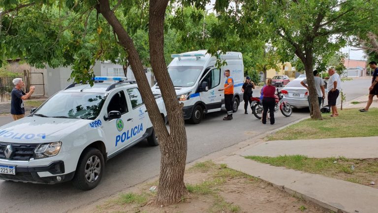 Un motociclista fue hospitalizado tras chocar contra un auto estacionado en calle 29