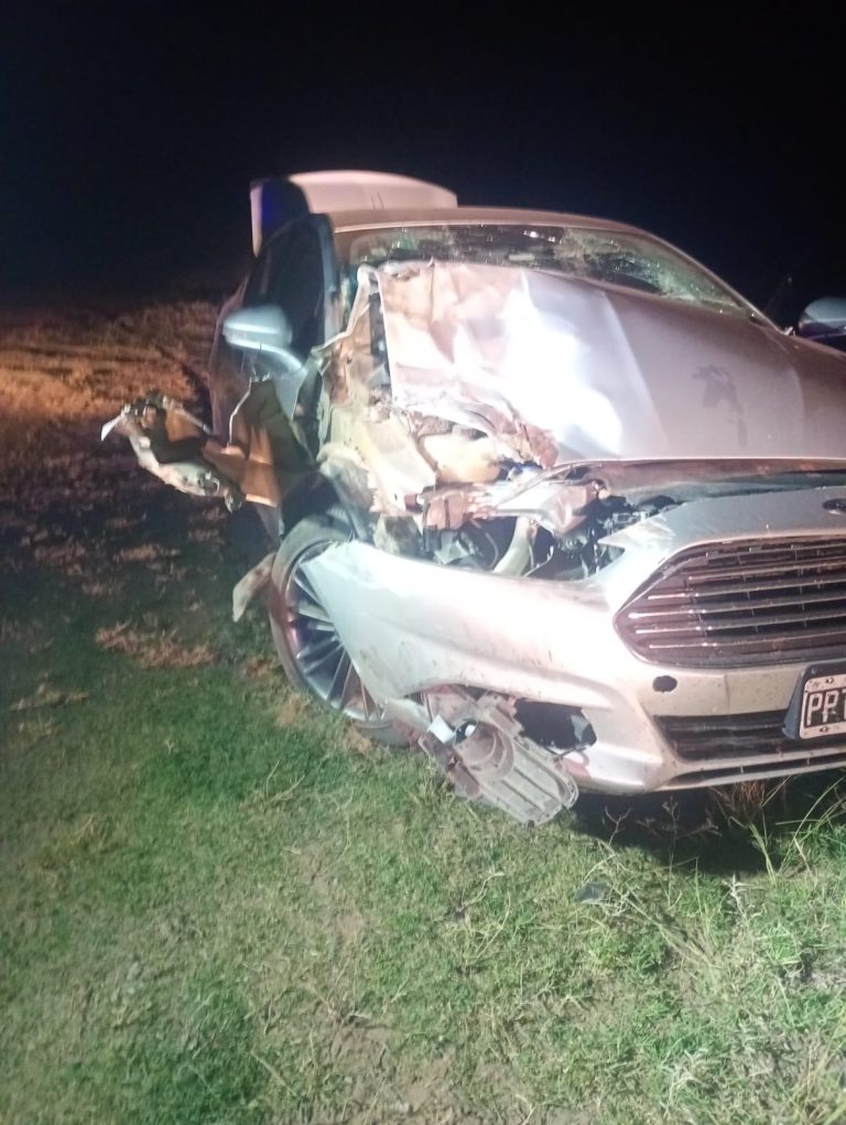Fuerte choque entre un auto y una camioneta en la Ruta Nacional 152 dejó solo daños materiales