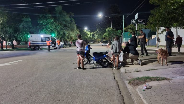 Violento choque entre dos motos en calles 101 y 38: dos hospitalizados y agresiones al personal del SEM