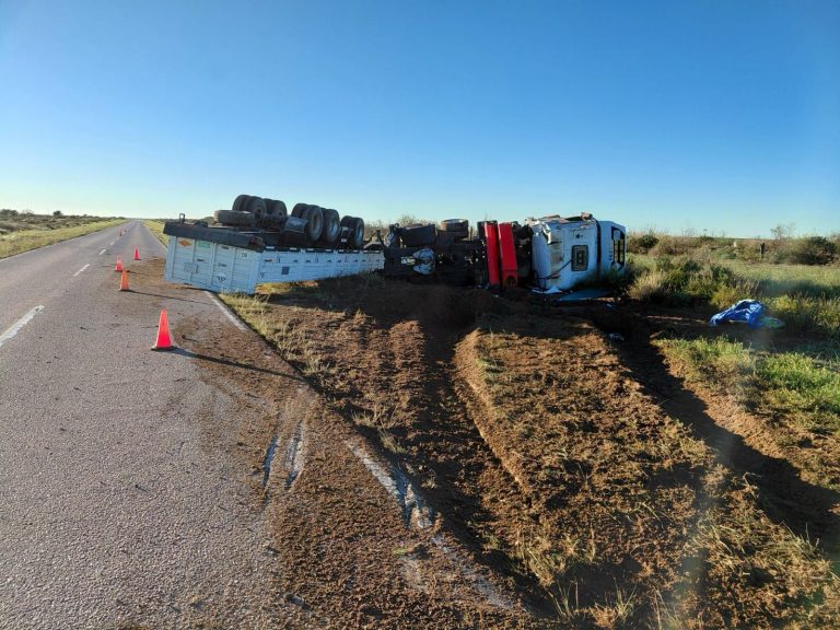 Vuelco de un camión en la Ruta Nacional 143 cerca de Chacharramendi: el chofer sufrió heridas leves