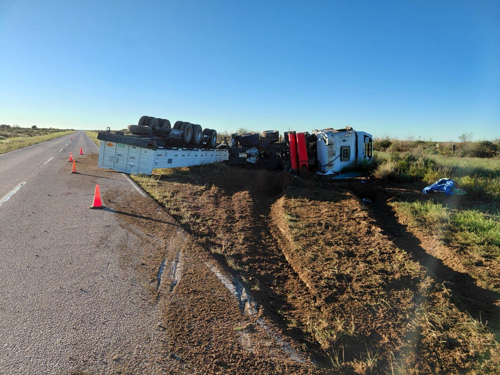 Vuelco de un camión en la Ruta Nacional 143 cerca de Chacharramendi: el chofer sufrió heridas leves
