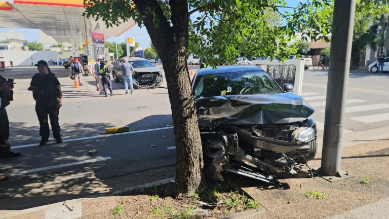 Un conductor se descompensó, embistió a una ciclista y causó un choque múltiple que terminó contra la estación de servicio de calles 19 y 24