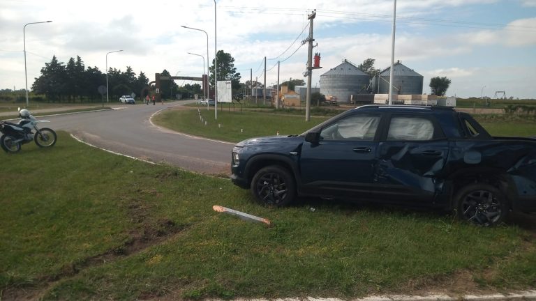 Choque entre un camión y una camioneta en el acceso a Quemú Quemú: solo se registraron daños materiales