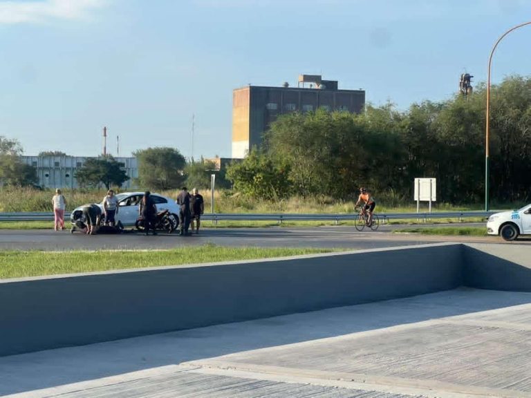 Un motociclista de 40 años fue hospitalizado tras derrapar en la rotonda Sur