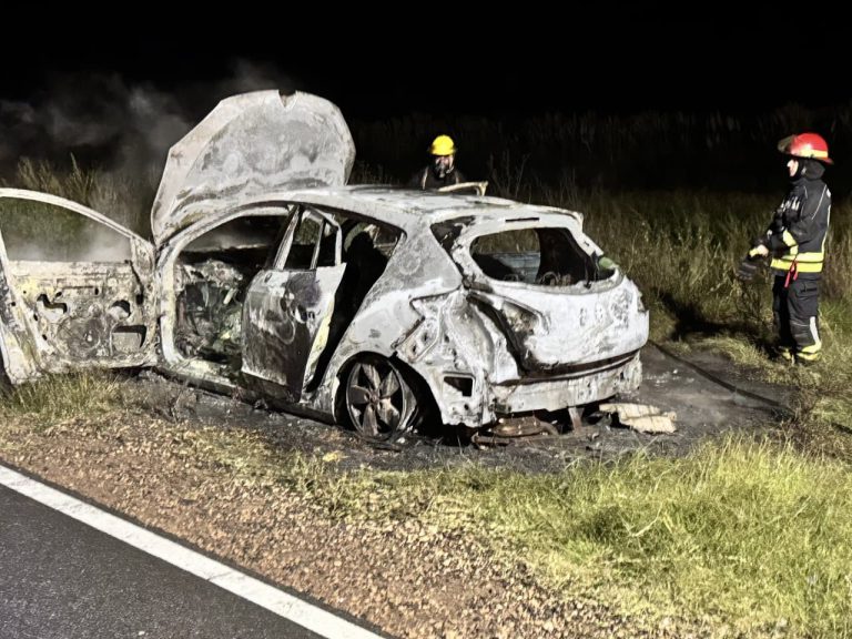 Una joven de General Pico resultó ilesa tras el incendio total de su auto cerca de Falucho