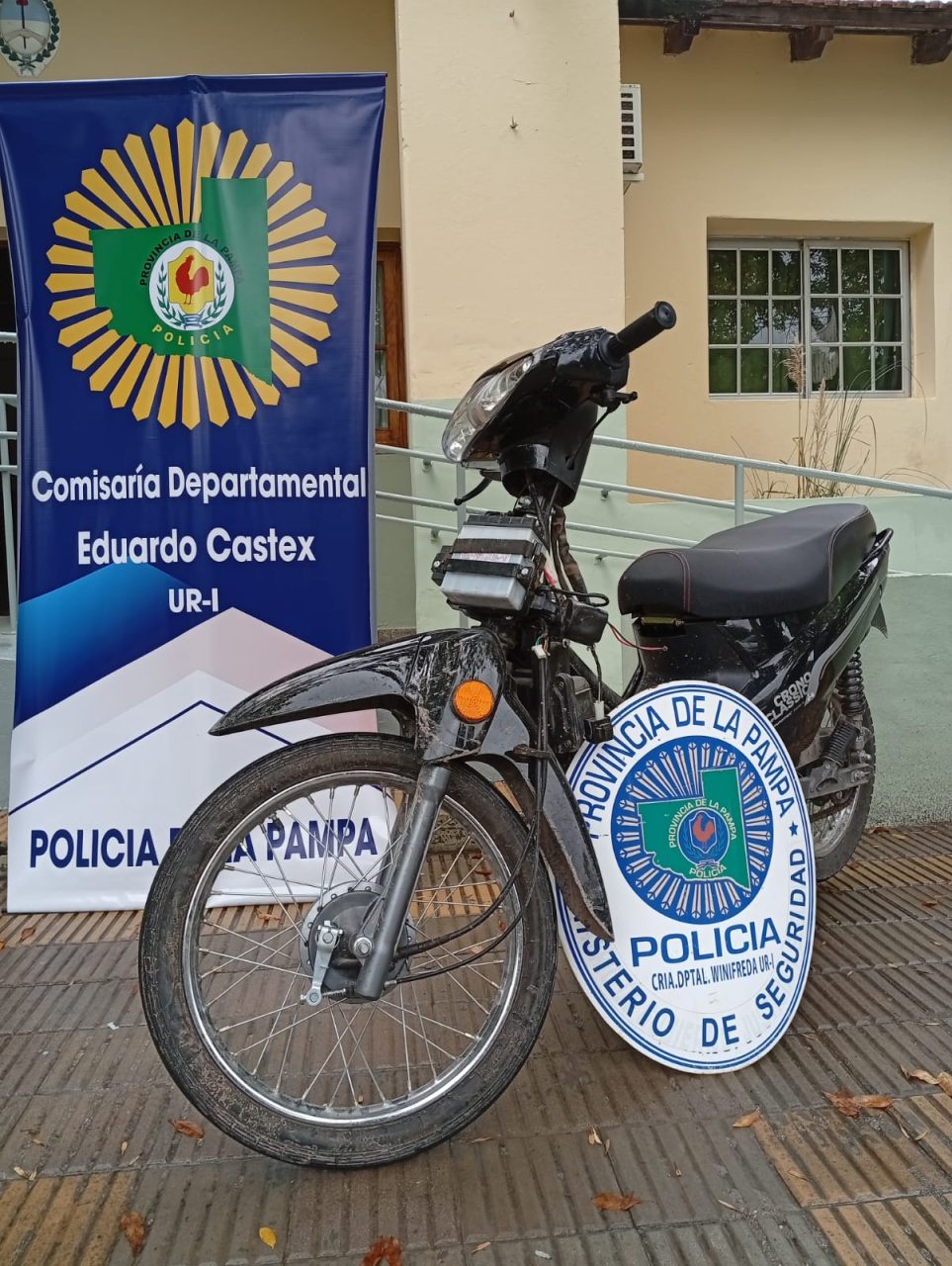 Un menor de 14 años hurtó una moto en Eduardo Castex y la policía la recuperó en Winifreda