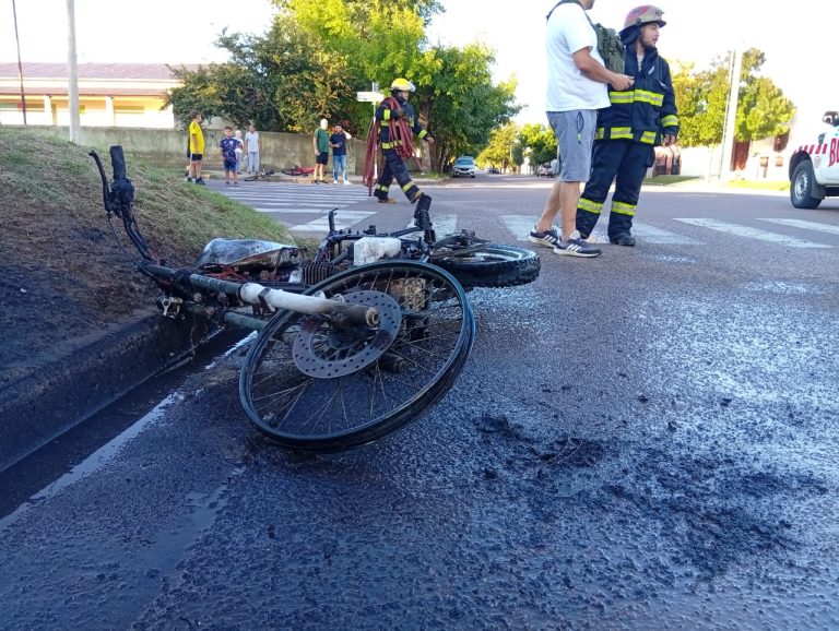 Una moto fue consumida totalmente por las llamas en la intersección de calles 20 y 31