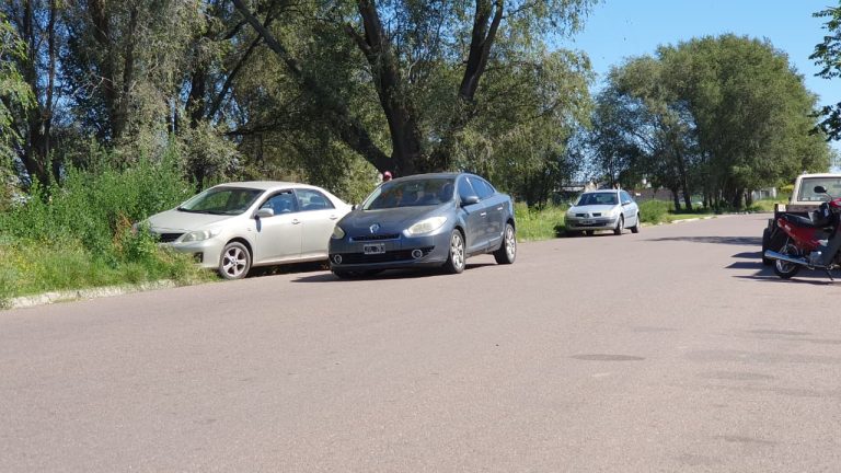 Fuerte choque en la zona de las calles 409, 446 y 448: un auto impactó contra otro que estaba estacionado