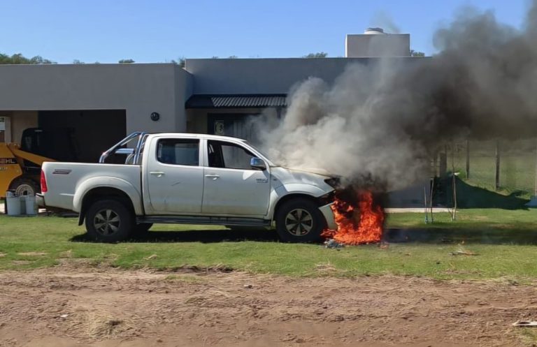 Una camioneta de trabajadores piquenses se incendió en una obra en Quemú Quemú
