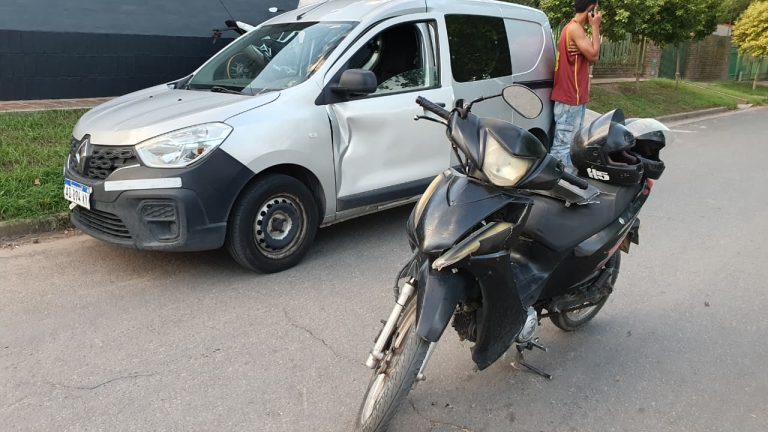 Una motociclista fue hospitalizada tras chocar contra la puerta de un utilitario en General Pico