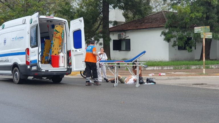Una pareja fue hospitalizada tras sufrir una caída de su motocicleta en calles 24 y 19